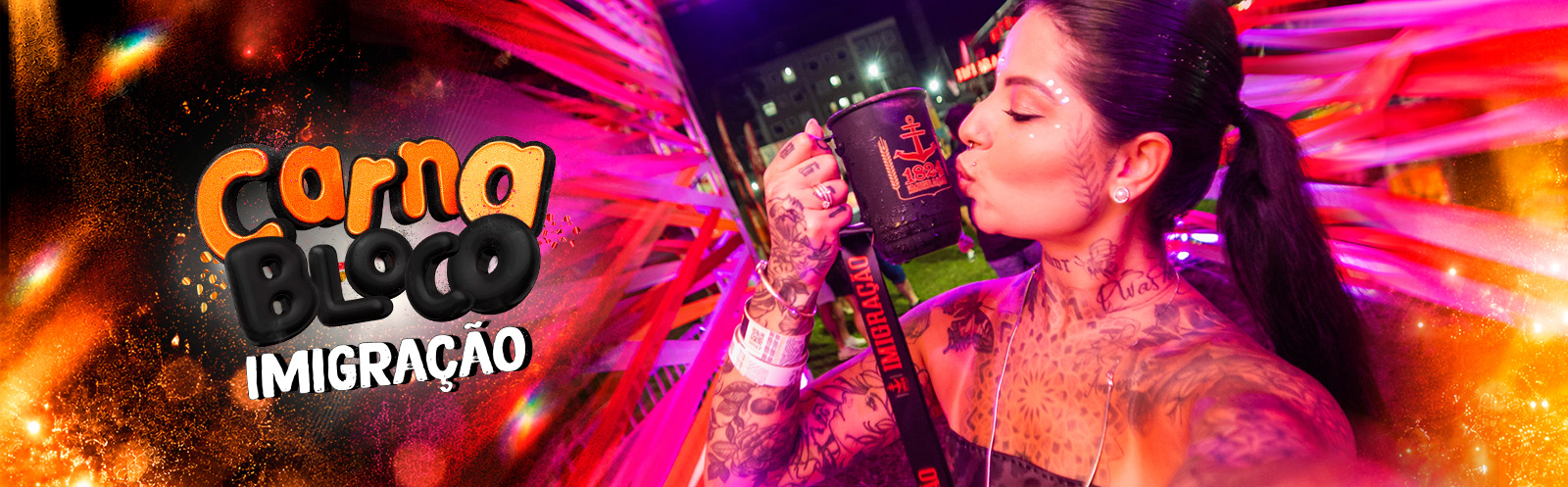 Banner CarnaBloco Imigração: logo entre faíscas douradas e uma pessoa com caneca de cerveja ao fundo de fitas coloridas